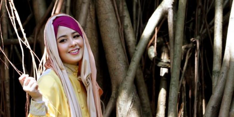 Suami Baru Risty Tagor Bikin Penasaran, Tahu-tahu Gendong Anak Lagi