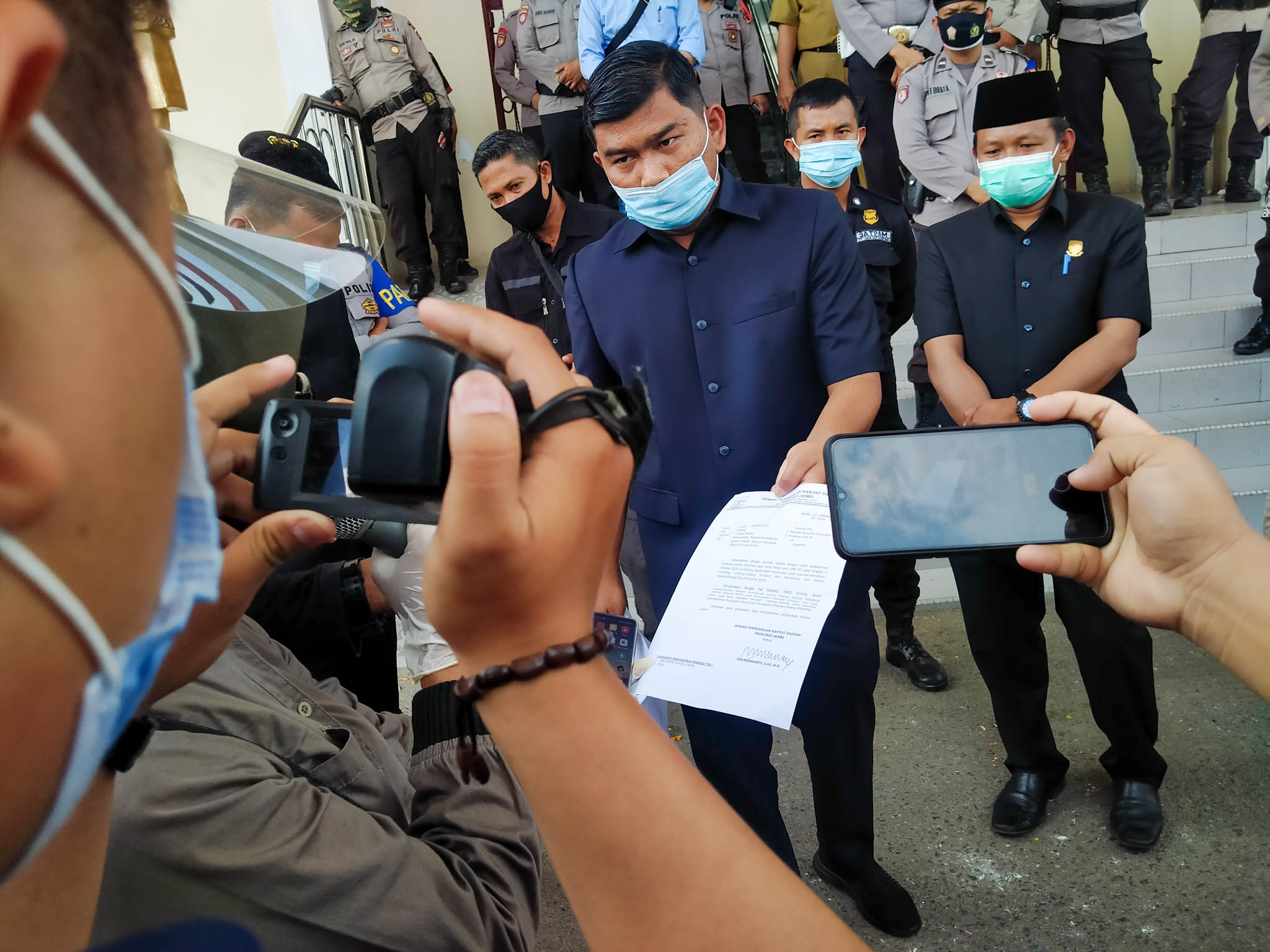 Wakil Ketua DPRD Povinsi Jambi Temui Massa Demo UU Cipta Kerja