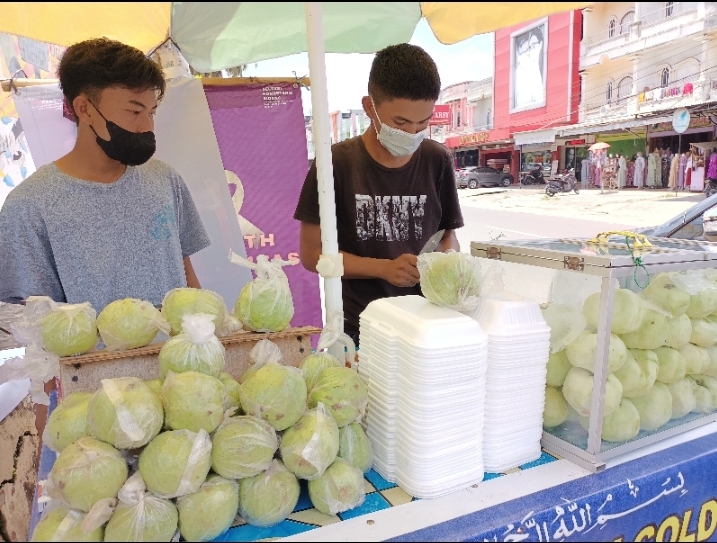 Rahasia Sukses Penjual Rujak Jambu Cristal Ini Dalam Waktu Singkat Sudah Jaring Pelanggan Tetap