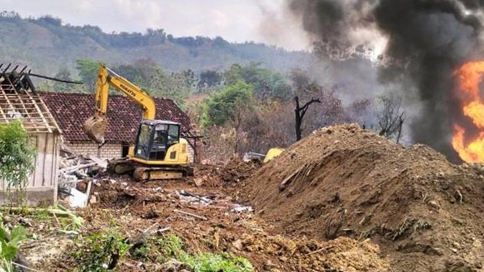 Tujuh Rumah Diratakan dengan Tanah agar Api Ledakan Sumur Minyak Blora tak Meluas