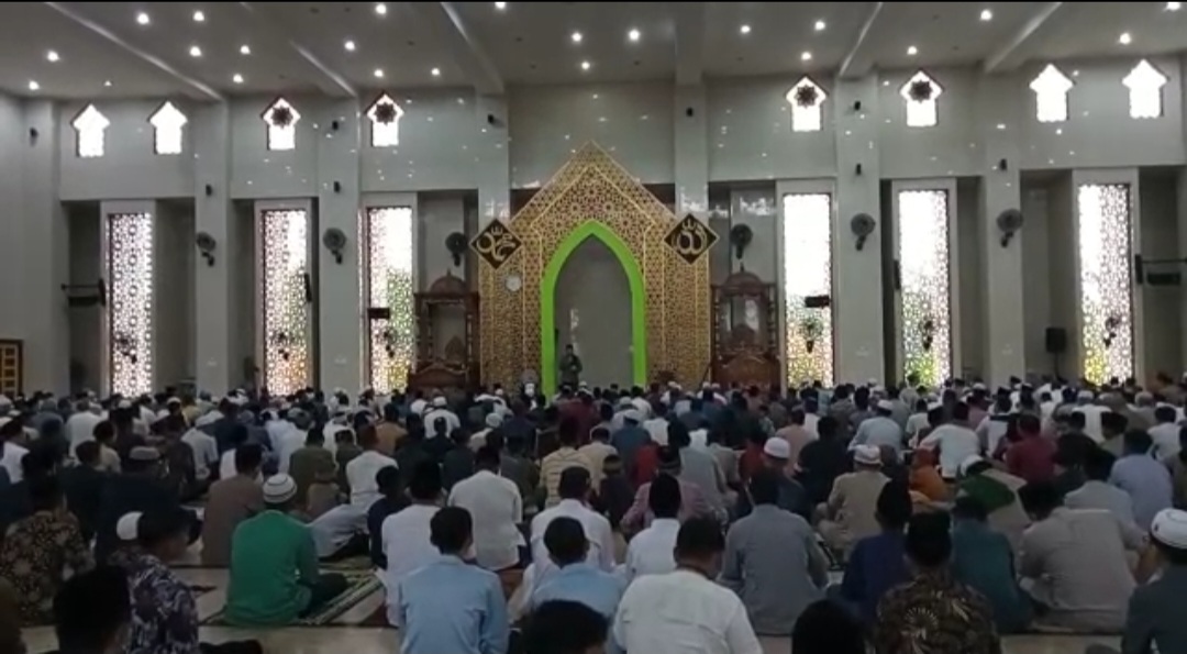 salat-ied-di-masjid-al-ittihad-tebo-020522.jpg