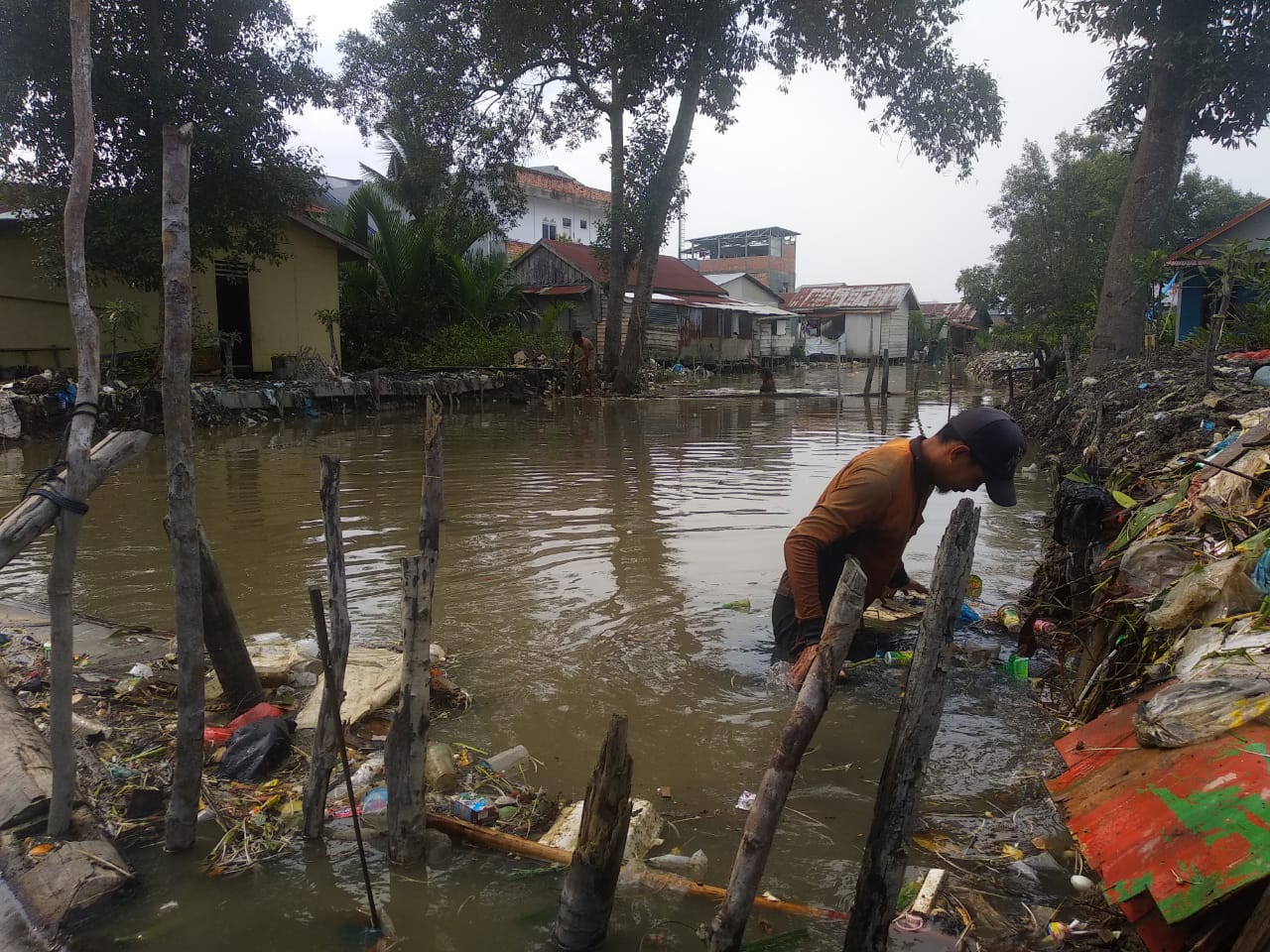 Sampah Menumpuk di Anak Sungai Parit 2 Kuala Tungkal, Warga Suka Rela Lakukan Pembersihan
