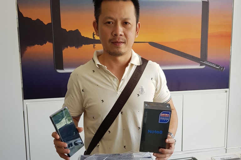 GALERI FOTO: Samsung Experience Store Cabang Gatot Subroto Jambi Mendadak Ramai - samsung-galaxy-note-8_2_20170929_010701.jpg