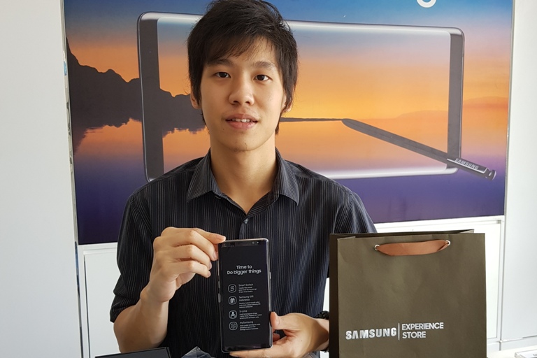 GALERI FOTO: Samsung Experience Store Cabang Gatot Subroto Jambi Mendadak Ramai - samsung-galaxy-note-8_3_20170929_010955.jpg
