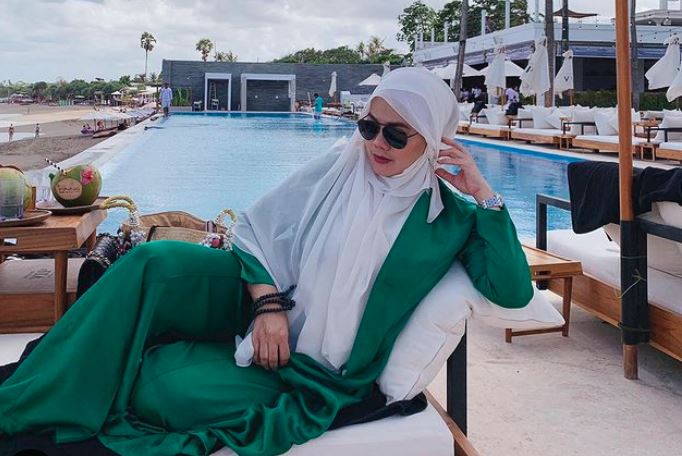 Sarita Abdul Mukti Kepergok Buka Hijab Saat Liburan, Kaos Ketatnya Disorot: Masya Allah Posenya!