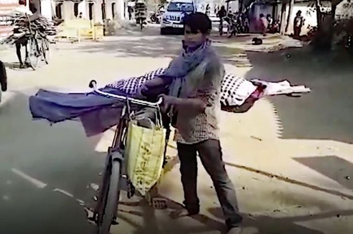 Sangat Menyedihkan, Bocah 17 Tahun ini Bawa Jasad Ibunya Gunakan Sepeda Butut, Tetangga Tak Membantu