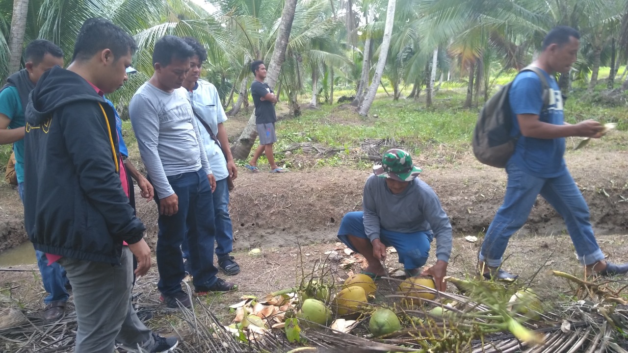 Air Kelapa Muda dan Makan Siang, Menu Sambutan Kedatangan Rombongan Dansatgas TMMD di Sungai Ayam