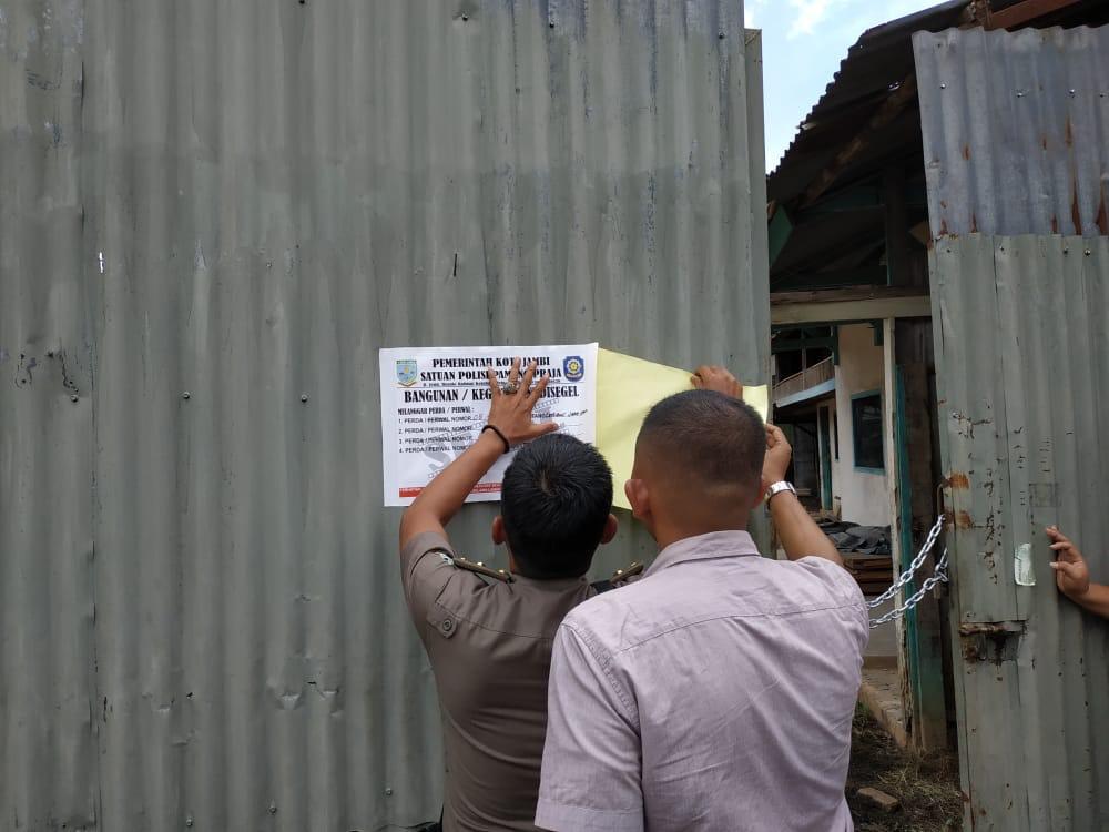 satpol-pp-kota-jambi-bersama-dpmptsp-menyegel-pul-pemberhentian-kendaraaan-truk-batubara_20181105_204445.jpg