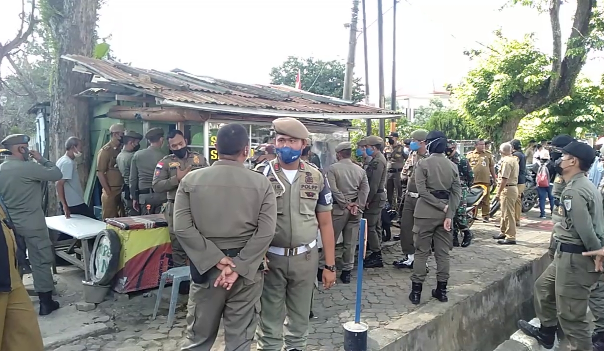 Tak Ingin Dibongkar Satpol PP, Pedagang di Sekitar SMKN 4 Kota Jambi Diminta Bongkar Lapak Sendiri
