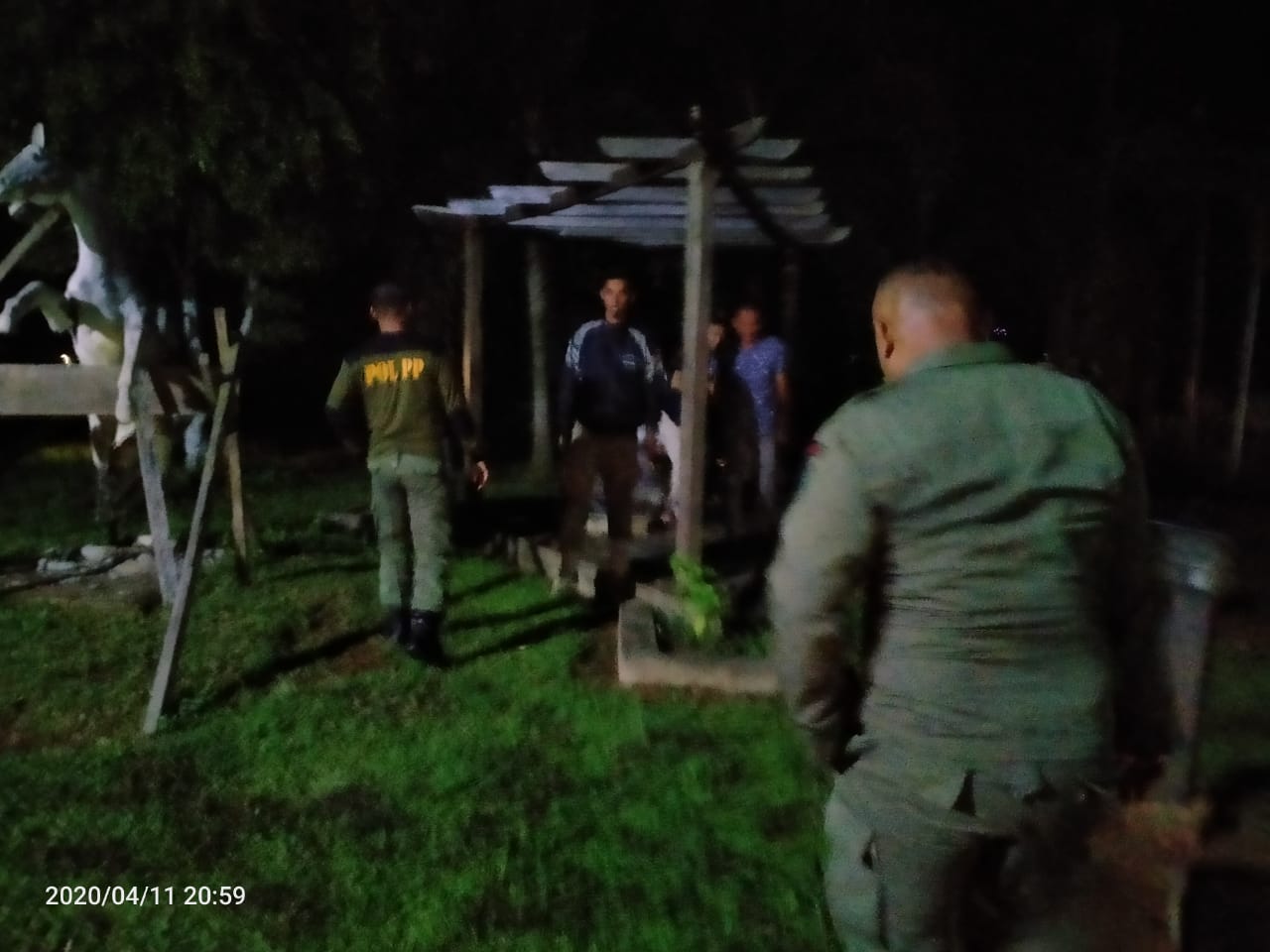 Satpol PP Tanjabtim Amankan Muda Mudi Nongkrong Sambil Minum Tuak di Area Perkantoran Bupati