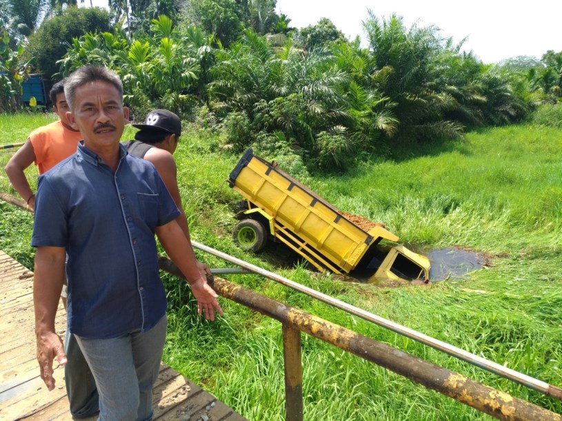 Truk Tanah 'Loncat' ke Sungai Jembatan Simpang Garuda pada Pagi Hari, Sopir Melihat di Depan Ada