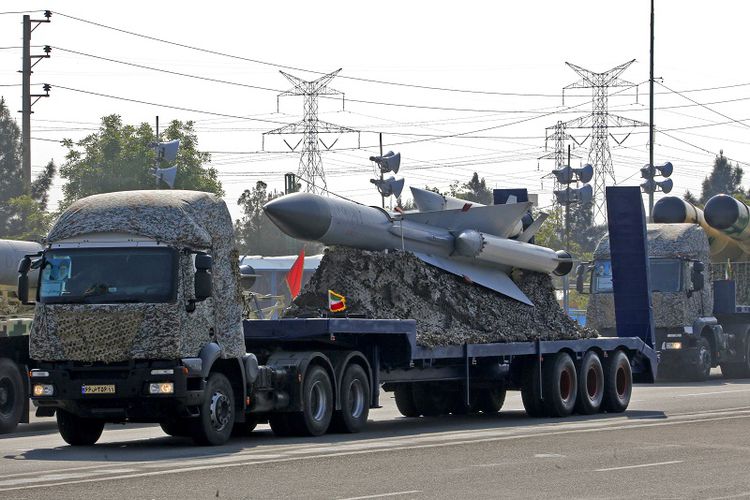 sebuah-truk-militer-iran-mengangk_20180607_200658.jpg