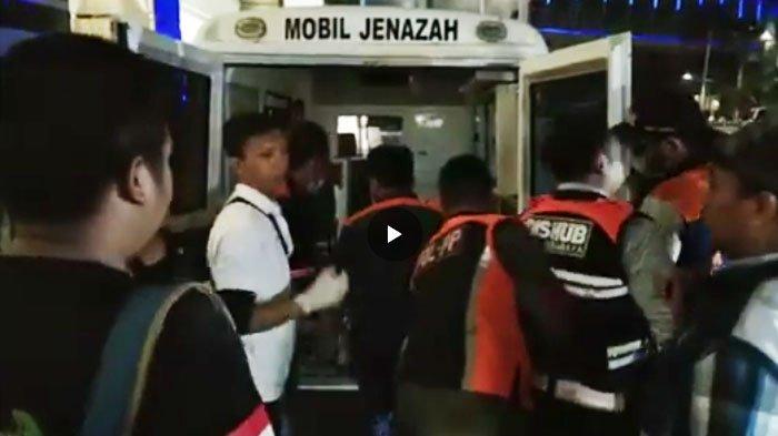 sejumlah-petugas-mengevakuasi-korban-de.jpg