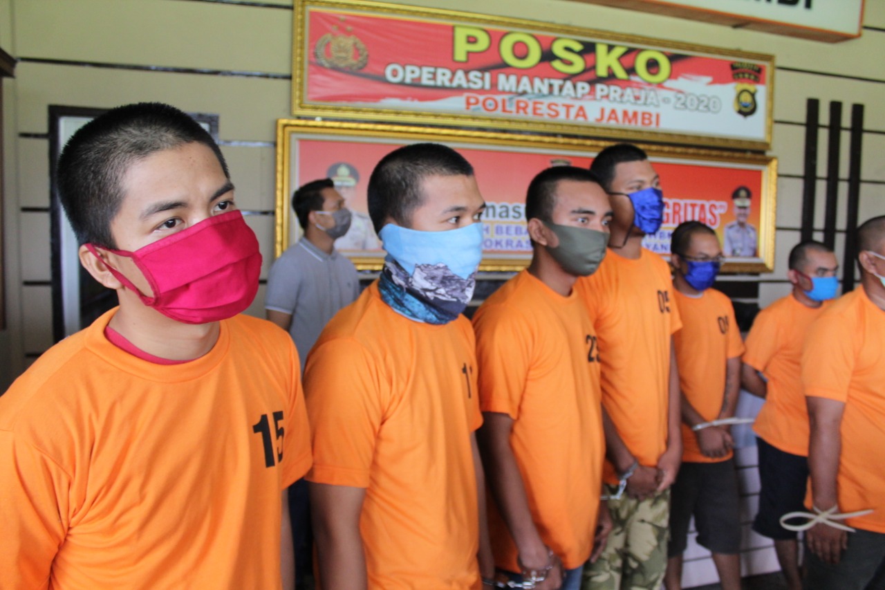 sejumlah-tersangka-kasus-narkotika-saat-rilis-di-polrsta-jambi-jumat-562020-pagi.jpg