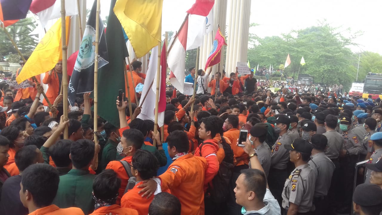 Aksi Mahasiswa Jambi Ricuh, Polisi Tembakkan Gas Air Mata, Kaca Kantor DPRD Pecah