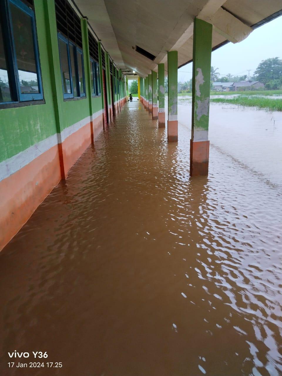 Ruang Kelas Masih Tergenang, Siswa siwi SMPN Satap Rawasi Terpaska Belajar Daring