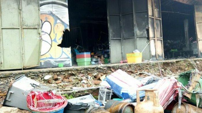 Detik-detik Pria Mabuk Selamatkan Pemilik Ruko yang Terjebak di Kobaran Api