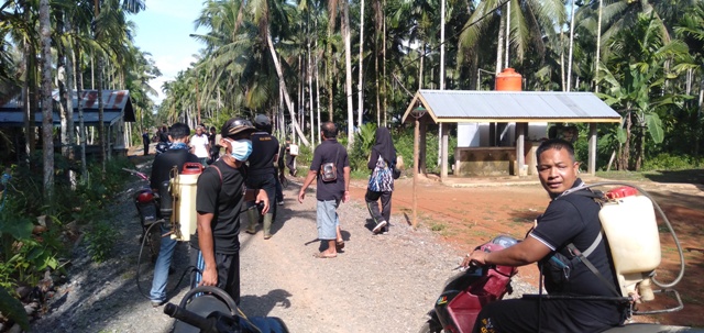 Kecamatan Sabak Timur Bersama PSHT Rayon Sabak Ulu Lakukan Penyemprotan Disinfektan