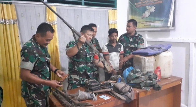 Telusuri Titik Panas, Dapati Gubuk di Tengah Hutan, Tim Satgas Karhutla Temukan Senjata Api Rakitan