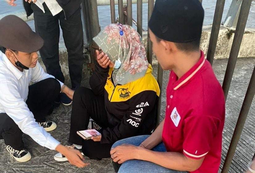 Wanita Asal Mayang Nekat Panjat Pagar Jembatan Usai Video Call dengan Suami Sambil Nangis-nangis