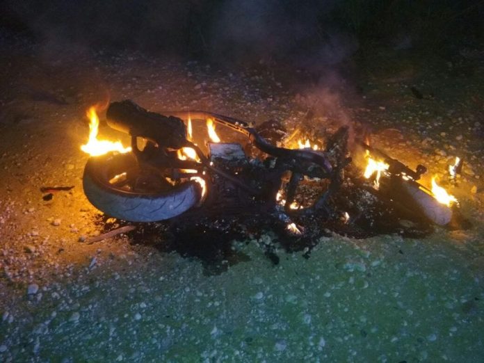 Rangkiling Mencekam, Warga Lampiaskan Amarah, Hajar Pelaku Pemalakan dan Bakar Motor