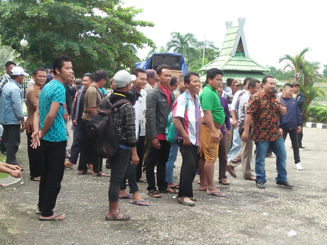 Sepekan Unjuk Rasa di Kantor Bupati, Ratusan Warga Mandiangin Bubarkan Diri, Kecewa dengan Pemkab