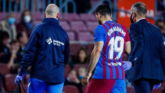 sergio-aguero-dibawa-keluar-lapangan-oleh-tim-medis-saat-laga-barcelona-vs.jpg
