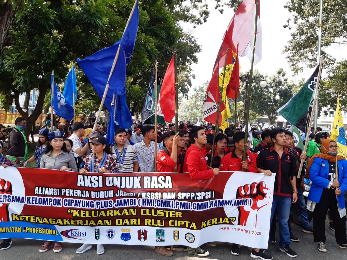 BREAKING NEWS Ribuan Buruh Geruduk Kantor Gubernur Jambi Tolak RUU Cipta Kerja