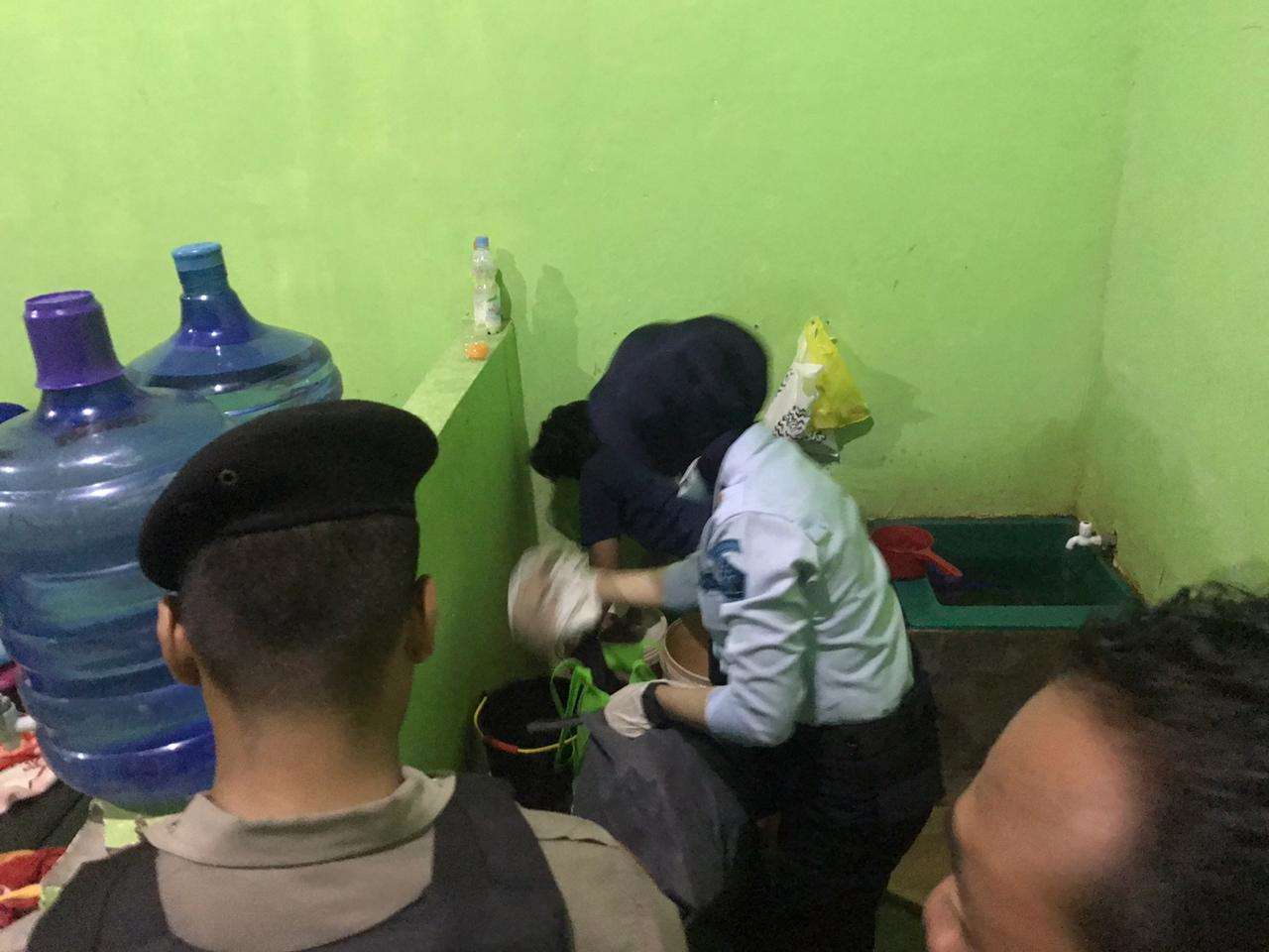 50 Petugas Menyisir Sel Napi Perempuan, Kasur Dibolak-balik, Cek Kamar Mandi, Penghuni Tes Urine