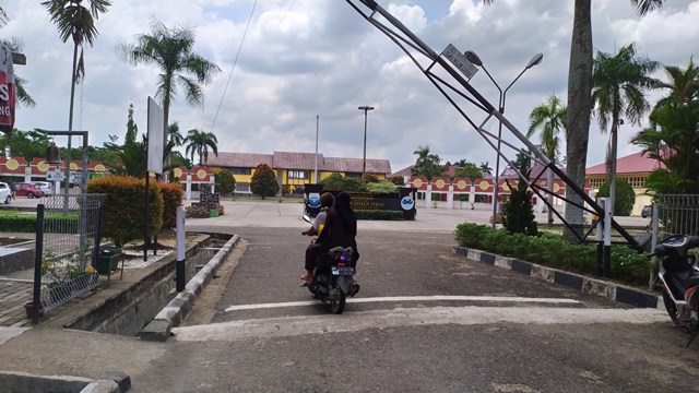 19 Orang Siswa SMA TT Terkonfirmasi Positif Covid-19 para Orangtua Murid Jemput Anaknya