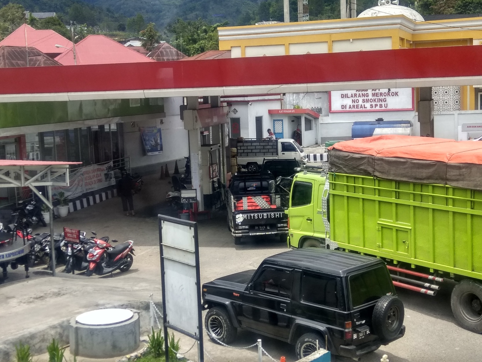 Buser Polres Muaro Jambi Sikat Pelangsir Minyak di SPBU