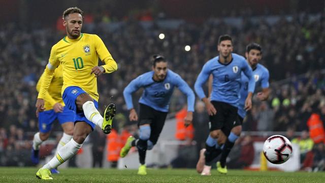 striker-brasil-neymar-melakukan-tendangan-penalti-ke-gawang-uruguay.jpg