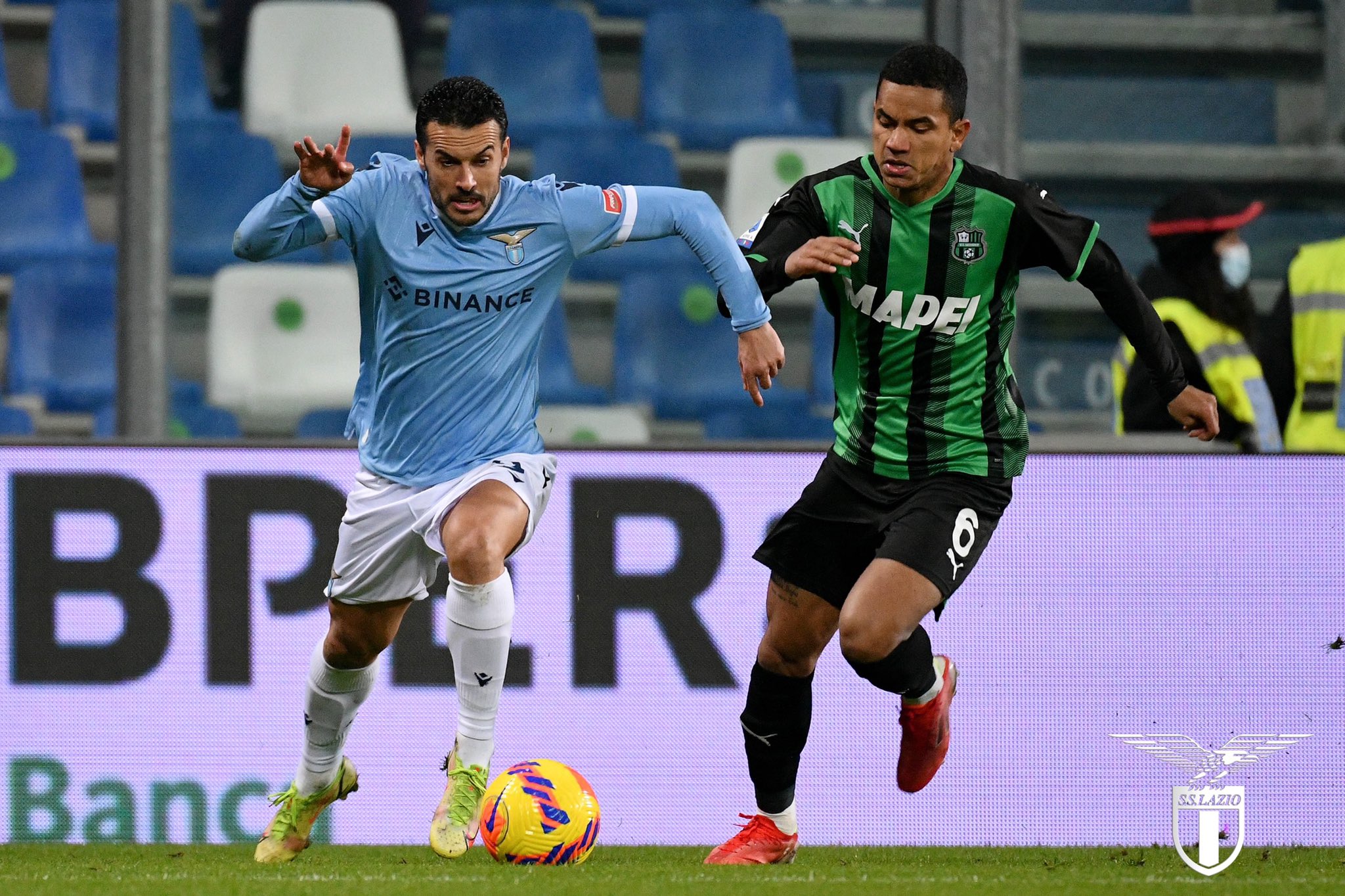 striker-lazio-pedro-saat-mencoba-mempertahankan-bola-dari-kejaran-bek-sassuolo.jpg