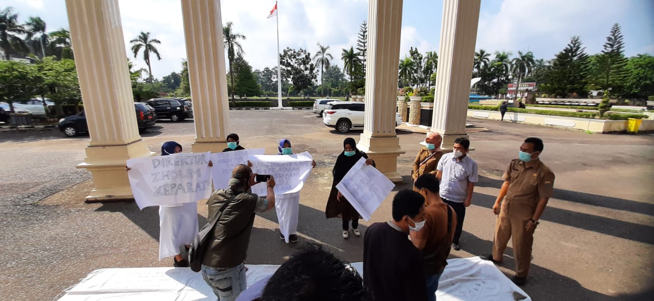 suasana-demo-dokter-dan-pegawai-rsud-raden-mattaher-di-depan-gedung-dprd-provinsi-jambi.jpg