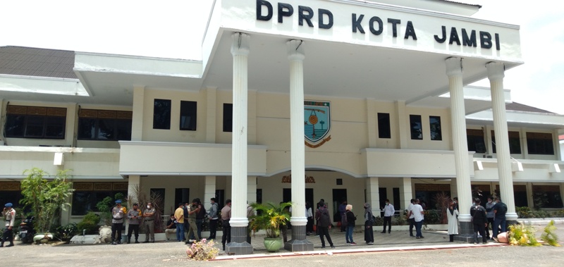 suasana-gedung-dprd-kota-jambi-pasca-diserang-ratusan-pelajar-stm.jpg