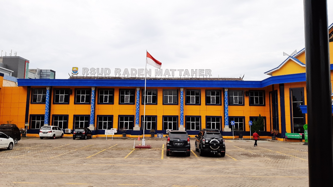 suasana-pelataran-parkir-rsud-raden-mattaher-kamis-1382020-siang.jpg