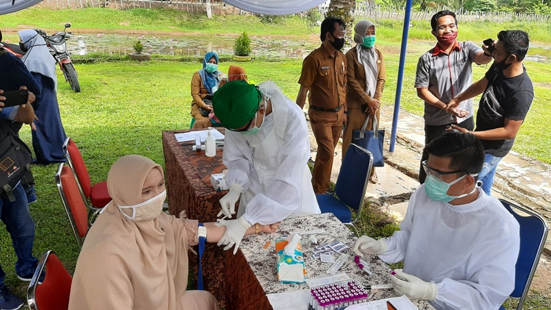 suasana-rapid-test-sejumlah-guru-di-ponpes-darul-aufa-kabupaten-batanghari.jpg
