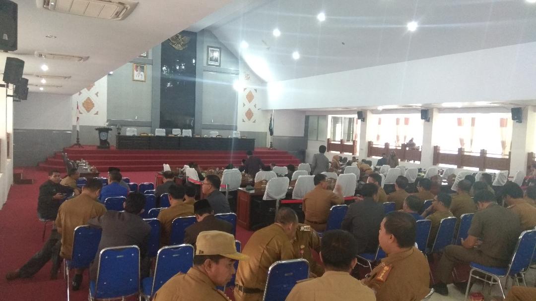 suasana-ruang-rapat-paripurna-di-dprd-merangin.jpg