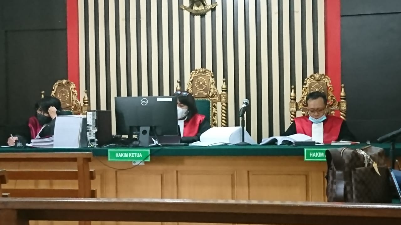 BREAKING NEWS Sidang Ketok Palu Mantan Ketua DPRD Jambi Cornelis Buston Divonis 5 Tahun Penjara