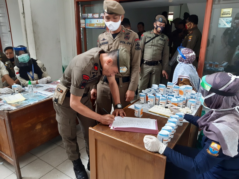 suasana-tes-urine-anggota-satpol-pp-provinsi-jambi-oleh-bnnp-jambi.jpg