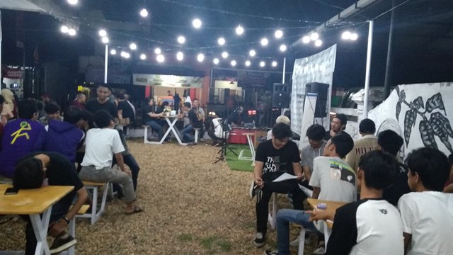 Nikmati Kopi Ala Cafe Tapi di Halaman Rumah? Suasana Senjanya Asik, Malam Dipenuhi Lampu