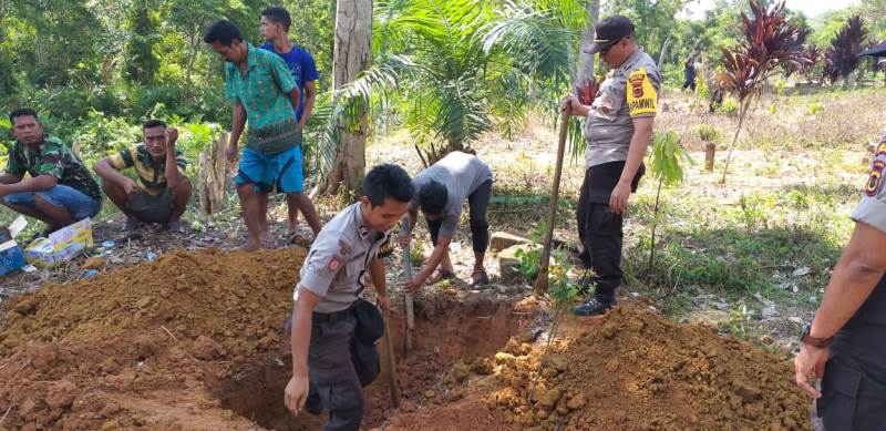 Suku Anak Dalam Jambi yang Tewas Kecelakaan Tabrakan Dengan Truk Dimakamkan Secara Tradisional