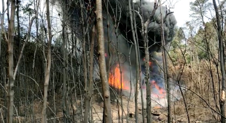 Semburan Api di Sumur Minyak Ilegal Terbakar di Batanghari Masih Belum Padam dan Timbulkan Gas