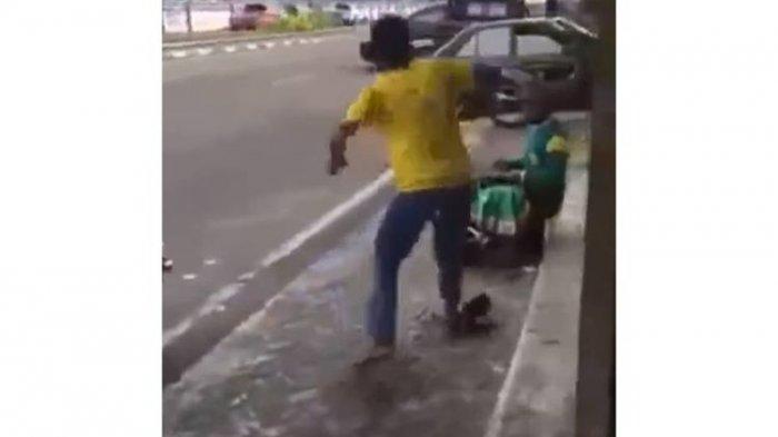 Pakai Gaya Kungfu, Terekam Video Tukang Sol Sepatu Terpelanting Ditendang Pemuda, Pelaku Ternyata