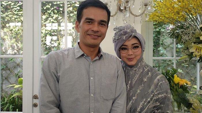 teddy-syah-dan-rina-gunawan-saat-gridid-jumpai-di-kawasan-andara.jpg