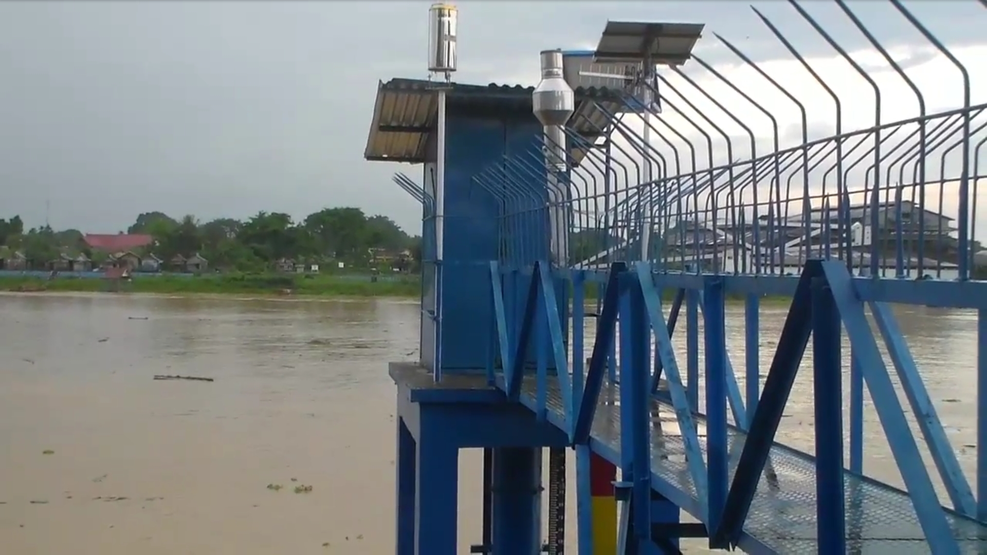 tempat-peninjauan-tinggi-air-sungai-batanghari-tanggo-rajo-kota-jambi-senin-9112020.jpg
