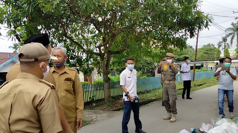 Tempat Sampah di Pasar Atas Sarolangun Penuh Hingga ke Badan Jalan, Wabup Hilal Berang