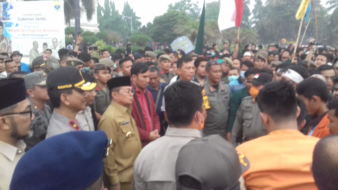 Temui Massa Mahasiswa yang Unjuk Rasa, Gubernur Jambi Sepakat dengan Mahasiswa Tolak Revisi UU KPK