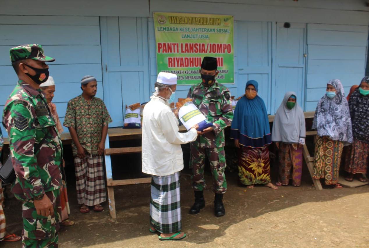 Terdampak Pandemi Covid-19, Kodim Sarko Serahkan Bantuan Danrem Ke Panti Jompo di Merangin