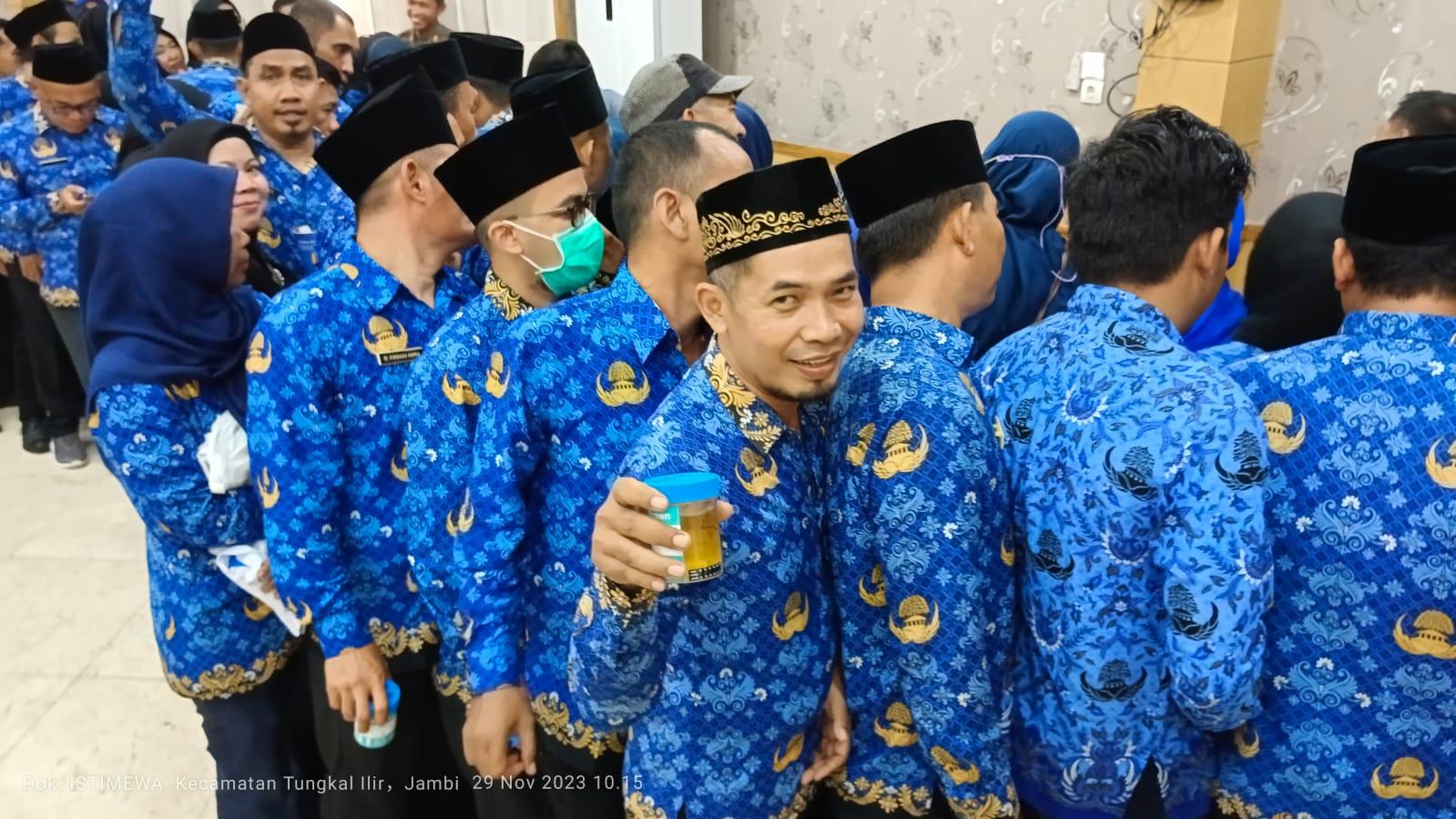 Usai Upacara Halaman Kantor Bupati Tanjabbar Dikunci, Tak Bisa Kabur BNN Lakukan Tes Urine ASN